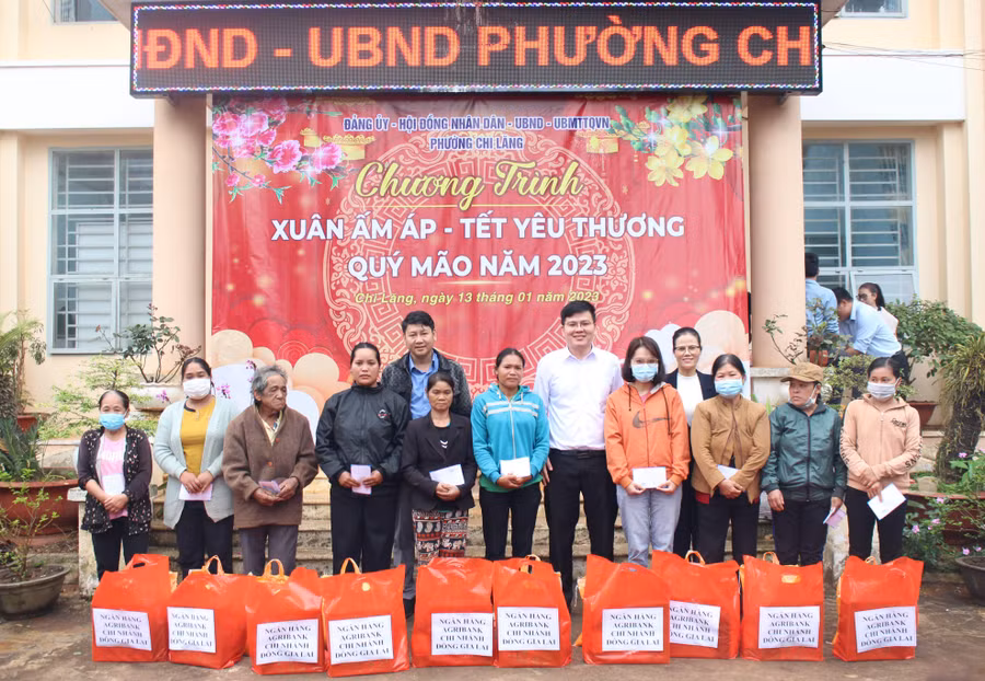 Đại diện Agribank Chi nhánh Đông Gia Lai tặng quà Tết cho hộ nghèo, khó khăn tại phường Chi Lăng, TP. Pleiku. Ảnh: Sơn Ca