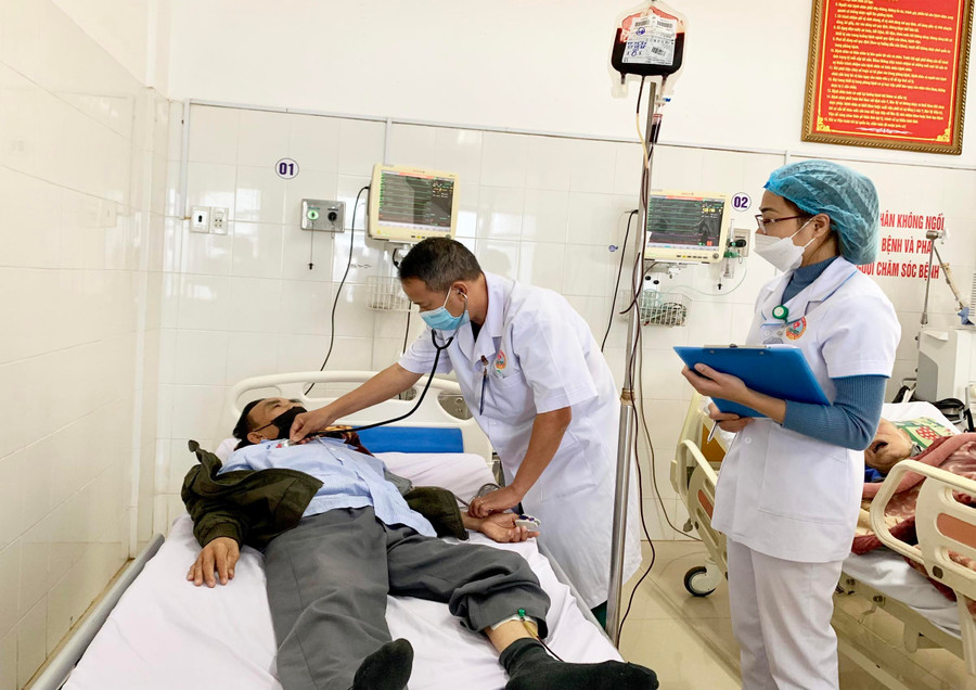 Bác sĩ Bệnh viện Quân y 15 thăm khám cho bệnh nhân tại Khoa Hồi sức cấp cứu. Ảnh: Như Ý