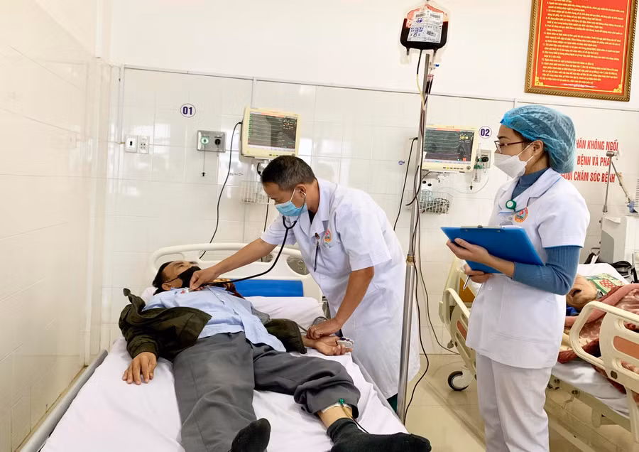 Bác sĩ Bệnh viện Quân y 15 thăm khám cho bệnh nhân tại Khoa Hồi sức cấp cứu. Ảnh: Như Ý Bác sĩ Bệnh viện Quân y 15 thăm khám cho bệnh nhân tại Khoa Hồi sức cấp cứu. Ảnh: Như Ý