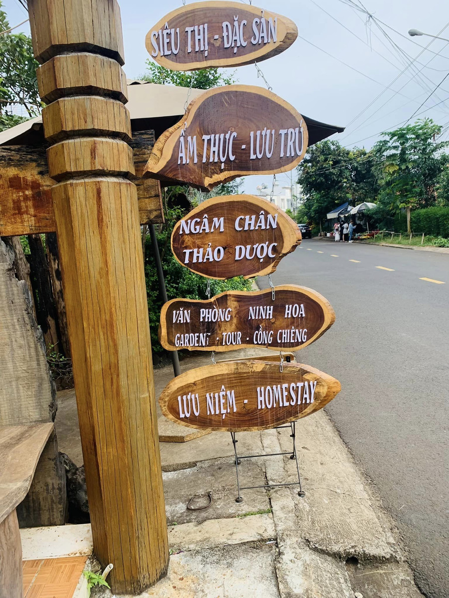 Người dân làm dịch vụ du lịch tại buôn Akô Dhông. Ảnh: Phan Anh