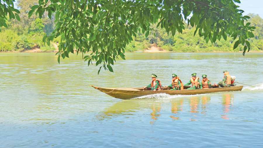 Cán bộ, chiến sĩ Biên phòng tuần tra bảo vệ biên giới. Ảnh: Phương Dung