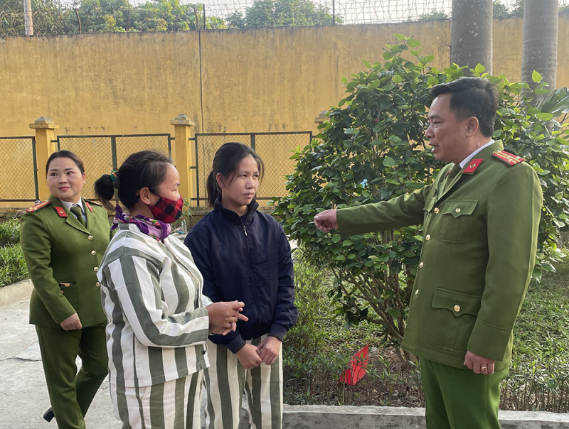Thượng tá Phạm Văn Lương, Phó Giám thị Trại giam Vĩnh Quang động viên các phạm nhân đón năm mới bình an.