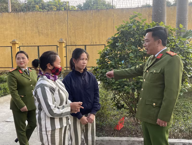 Thượng tá Phạm Văn Lương, Phó Giám thị Trại giam Vĩnh Quang động viên các phạm nhân đón năm mới bình an.