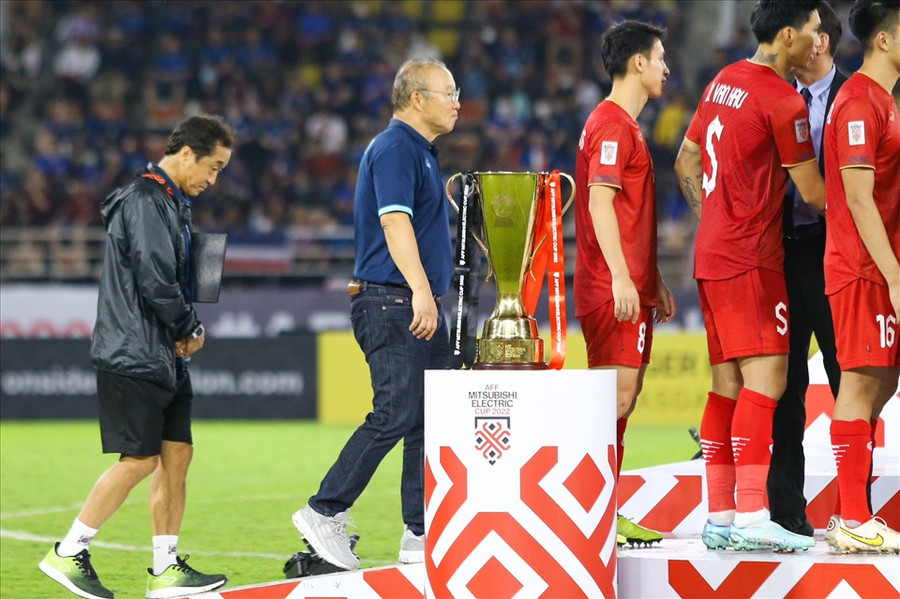 Huấn luyện viên Park Hang-seo chia tay bóng đá Việt Nam và đội tuyển nam không thể vô địch AFF Cup. Ảnh: Minh Dân Huấn luyện viên Park Hang-seo chia tay bóng đá Việt Nam và đội tuyển nam không thể vô địch AFF Cup. Ảnh: Minh Dân