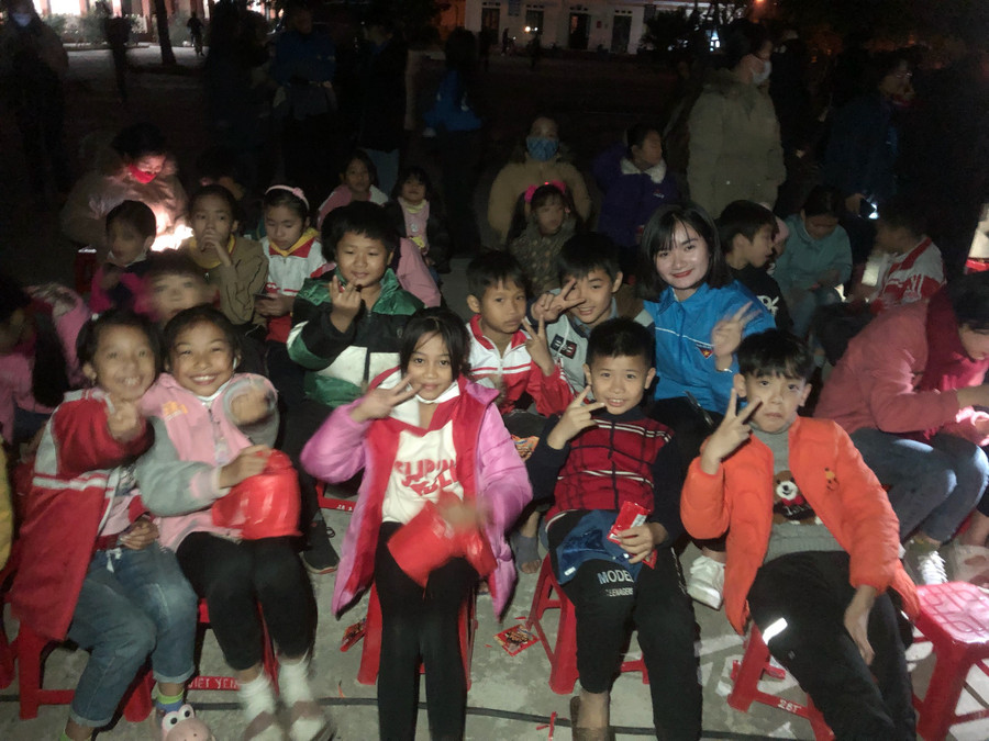 Dương Hiếu Ngân thường xuyên tham gia các hoạt động thiện nguyện ở vùng khó khăn Dương Hiếu Ngân thường xuyên tham gia các hoạt động thiện nguyện ở vùng khó khăn