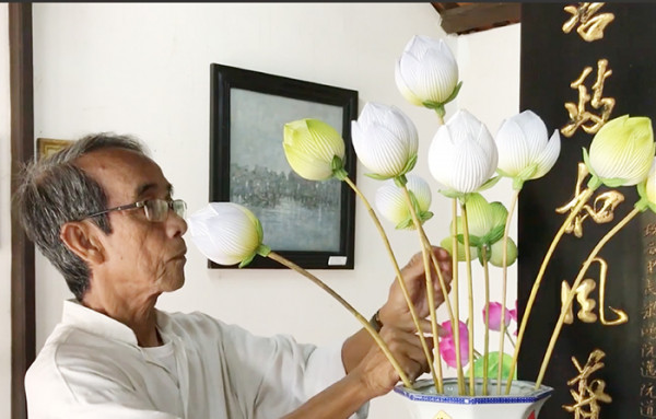 Nghệ nhân cao tuổi Thân Văn Huy đã dành rất nhiều thời gian để cố gắng khôi phục làng nghề. Nghệ nhân cao tuổi Thân Văn Huy đã dành rất nhiều thời gian để cố gắng khôi phục làng nghề.