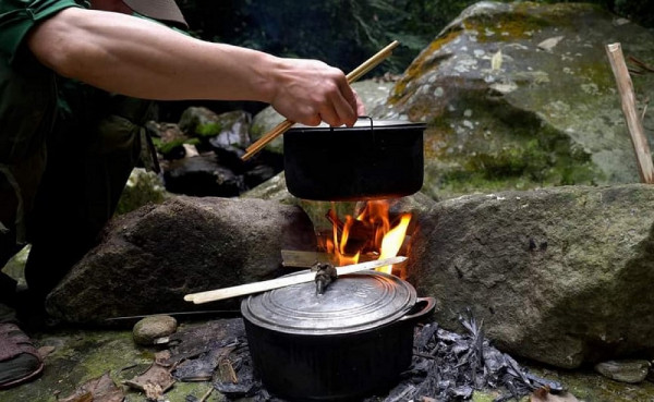 Nhóm thợ rừng nấu ăn tại chỗ. Nhóm thợ rừng nấu ăn tại chỗ.