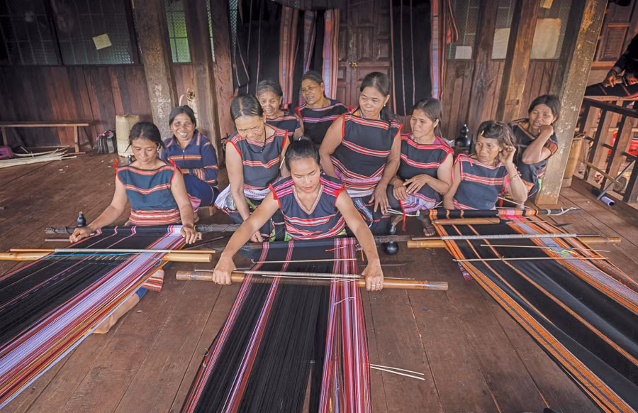 Phụ nữ Jrai bên khung cửi. Ảnh: Quốc nguyễn