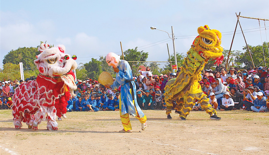 Màn múa lân tại lễ hội cầu huê tạo sự thích thú cho người xem. Ảnh: Hồng Thi