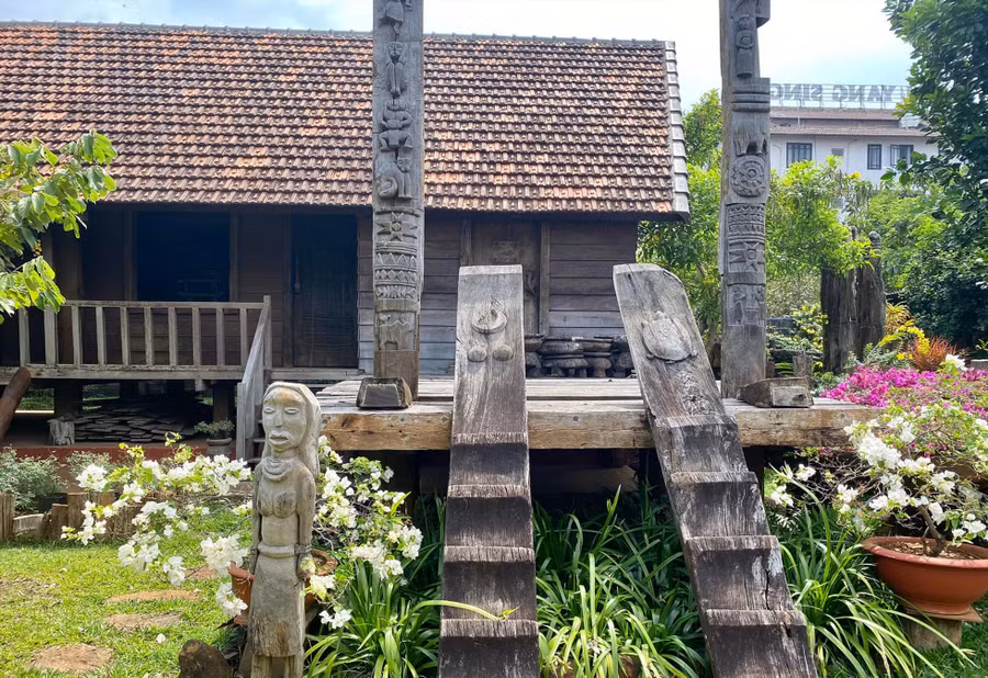 Nhà dài - một trong những kiến trúc văn hóa đặc biệt của người Ê Đê ở Tây Nguyên. Ảnh: Phan Anh