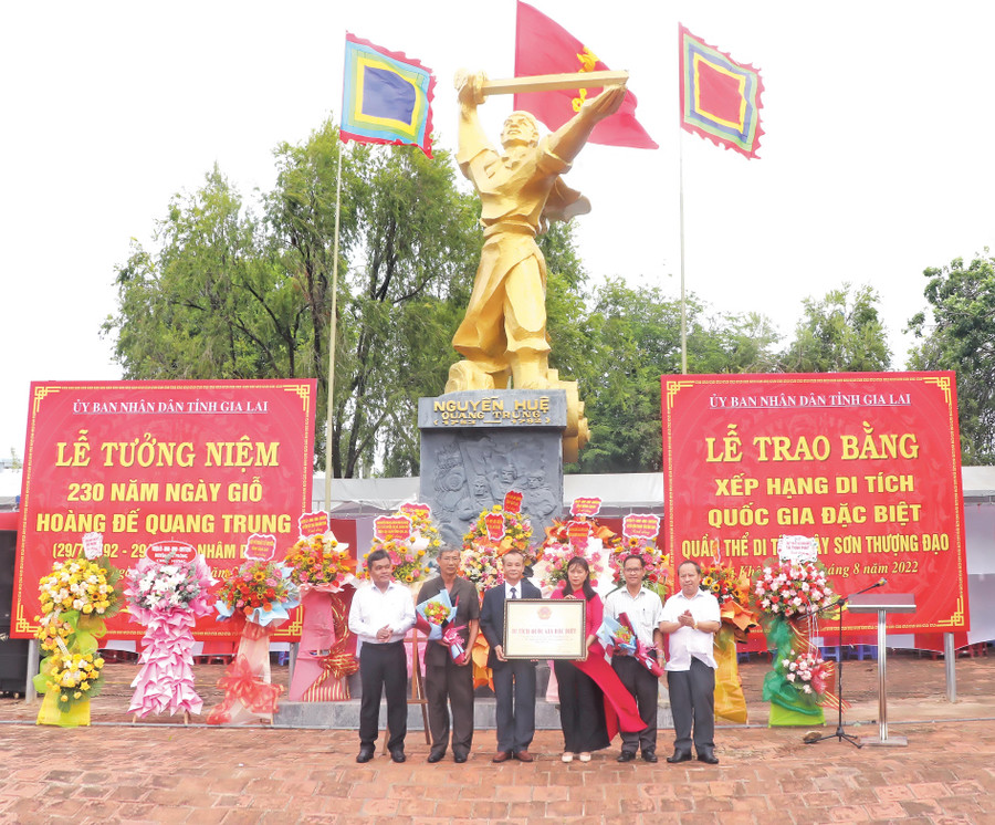 Các đồng chí lãnh đạo tỉnh trao bằng xếp hạng di tích quốc gia đặc biệt đối với Quần thể di tích Tây Sơn Thượng đạo cho các huyện: Đak Pơ, Kbang, Kông Chro và thị xã An Khê. Ảnh: Ngọc Minh Các đồng chí lãnh đạo tỉnh trao bằng xếp hạng di tích quốc gia đặc biệt đối với Quần thể di tích Tây Sơn Thượng đạo cho các huyện: Đak Pơ, Kbang, Kông Chro và thị xã An Khê. Ảnh: Ngọc Minh