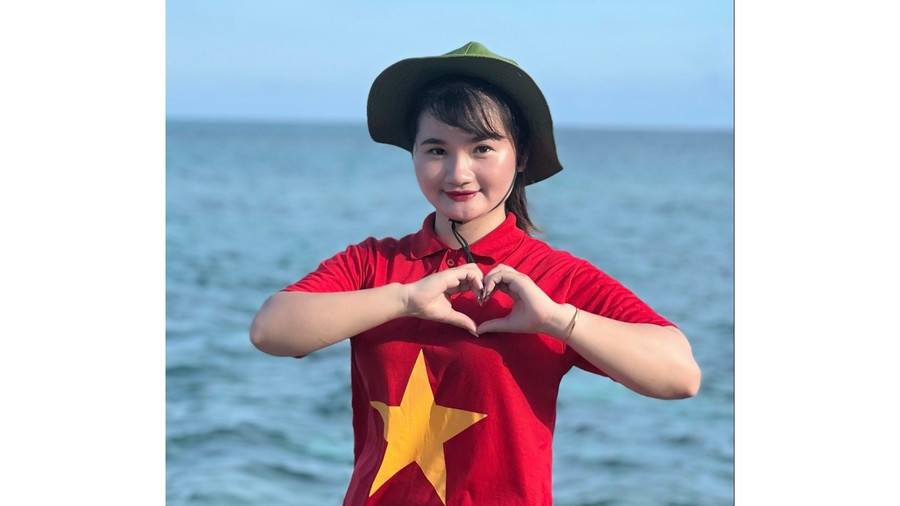 Cô gái trẻ trở thành nữ sinh năng động và truyền cảm hứng khi tham gia các hoạt động tình nguyện Cô gái trẻ trở thành nữ sinh năng động và truyền cảm hứng khi tham gia các hoạt động tình nguyện