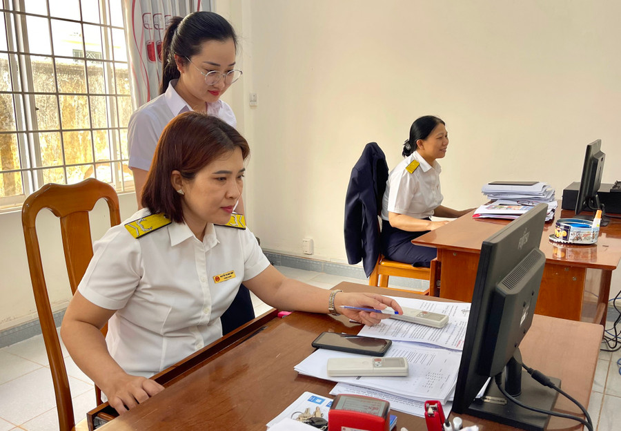 Ngành Thuế tiếp tục rà soát, cắt giảm, đơn giản hóa thủ tục hành chính, tạo điều kiện thuận lợi cho người nộp thuế. Ảnh: S.C Ngành Thuế tiếp tục rà soát, cắt giảm, đơn giản hóa thủ tục hành chính, tạo điều kiện thuận lợi cho người nộp thuế. Ảnh: S.C