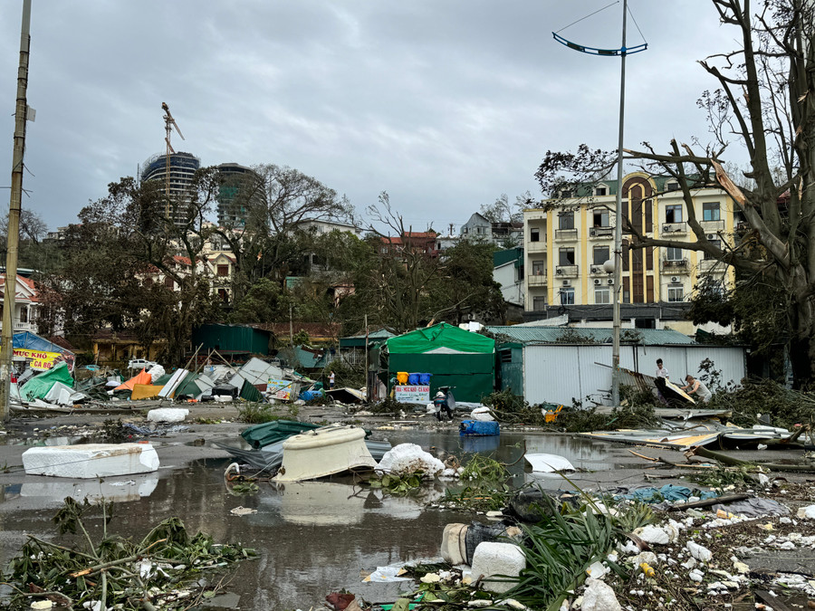 Rác thải ngập đường phố Hạ Long Rác thải ngập đường phố Hạ Long