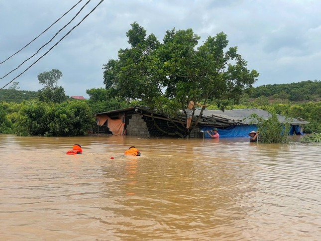 Lực lượng công an hỗ trợ người dân vùng bị ngập ở huyện Sơn Động. Lực lượng công an hỗ trợ người dân vùng bị ngập ở huyện Sơn Động.