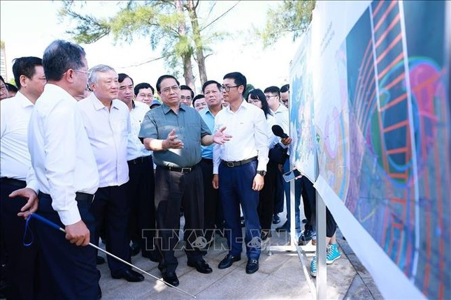Thủ tướng Phạm Minh Chính khảo sát Dự án nghiên cứu lấn biển phục vụ khu dịch vụ thương mại tự do.