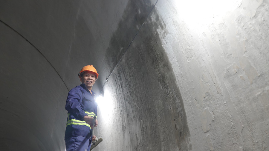 Một công nhân đang thi công trong đường hầm xuyên núi Một công nhân đang thi công trong đường hầm xuyên núi