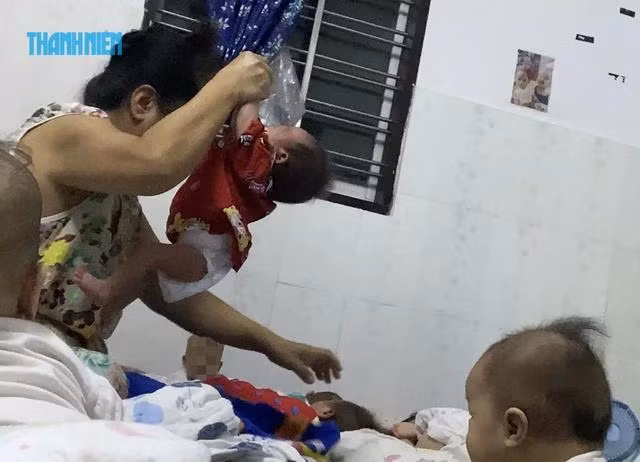 Chúng tôi rùng mình khi chứng kiến em bé (chưa đầy 1 tháng tuổi) bị bảo mẫu Tuyền bạo hành