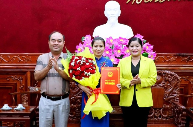 Bà Phạm Thị Anh Thư nhận quyết định điều động Bà Phạm Thị Anh Thư nhận quyết định điều động