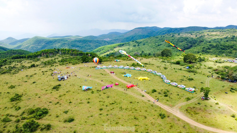 Cao nguyên La Vuông trải rộng trên địa bàn xã Hoài Sơn, Hoài Châu Bắc, thị xã Hoài Nhơn, nằm ở độ cao trên 700 m so với mực nước biển. Tên gọi La Vuông theo tiếng Pháp “La Voul” nghĩa là điều ước, tên gọi từ đầu thế kỷ XX, khi người Pháp đặt chân đến vùng đất này. Ảnh: Trương Định.