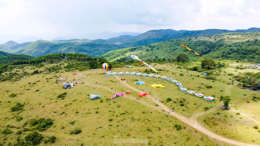 Cao nguyên La Vuông trải rộng trên địa bàn xã Hoài Sơn, Hoài Châu Bắc, thị xã Hoài Nhơn, nằm ở độ cao trên 700 m so với mực nước biển. Tên gọi La Vuông theo tiếng Pháp “La Voul” nghĩa là điều ước, tên gọi từ đầu thế kỷ XX, khi người Pháp đặt chân đến vùng đất này. Ảnh: Trương Định.