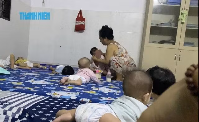 Mỗi ngày, bé Nghĩa đều bị bà Tuyền nhéo lỗ tai, bạo hành tàn nhẫn