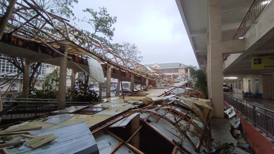 Cầu đi bộ tại Bệnh viện Đa khoa tỉnh Quảng Ninh bị bão Yagi đánh sập Cầu đi bộ tại Bệnh viện Đa khoa tỉnh Quảng Ninh bị bão Yagi đánh sập