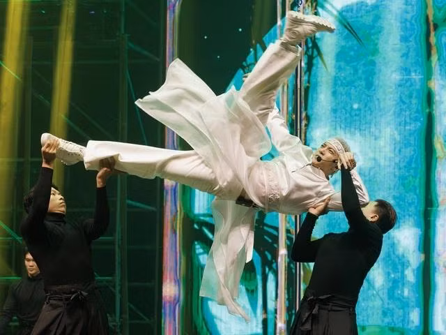 S.T Sơn Thạch thể hiện thế mạnh ca hát, trình diễn trong tiết mục solo