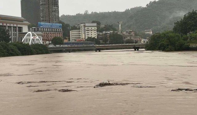 Nước sông Hồng tiếp tục dâng cao tại TP.Lào Cai