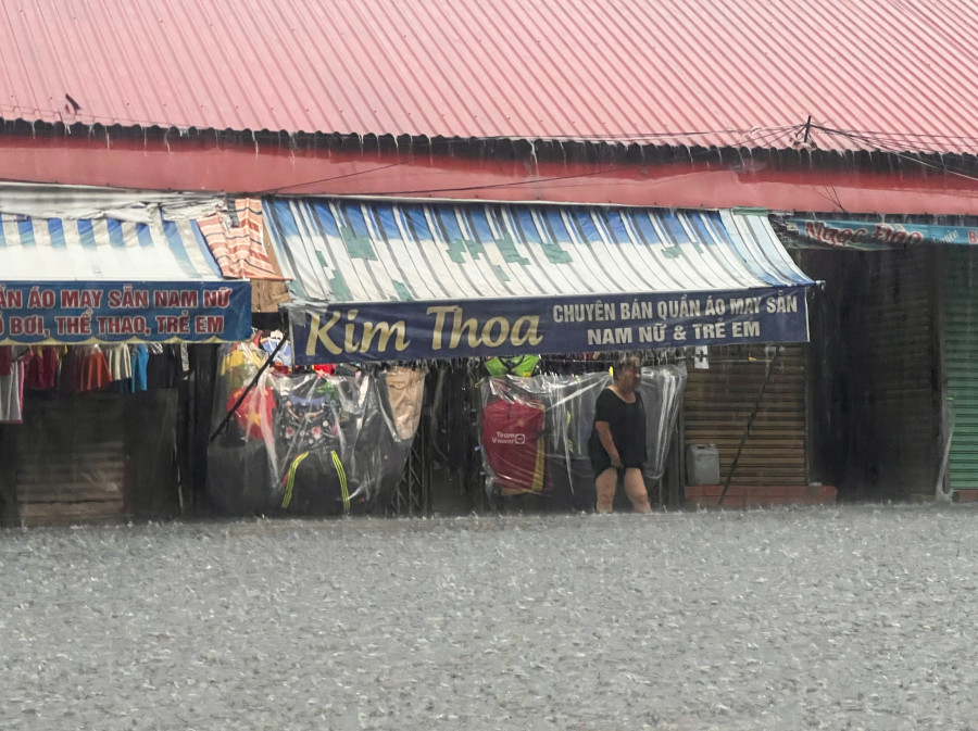 Mưa lớn, ngập đường khiến công việc buôn bán của tiểu thương quanh chợ Thủ Đức bị ảnh hưởng. Mưa lớn, ngập đường khiến công việc buôn bán của tiểu thương quanh chợ Thủ Đức bị ảnh hưởng.