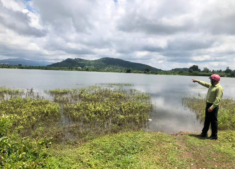 Ông Ksor Hiếu-Phó Chủ tịch UBND xã Ia Hrung chỉ khu vực làng Maih được quy hoạch mỏ đất san lấp trên địa bàn xã Ia Hrung. Ảnh: L.N Ông Ksor Hiếu-Phó Chủ tịch UBND xã Ia Hrung chỉ khu vực làng Maih được quy hoạch mỏ đất san lấp trên địa bàn xã Ia Hrung. Ảnh: L.N