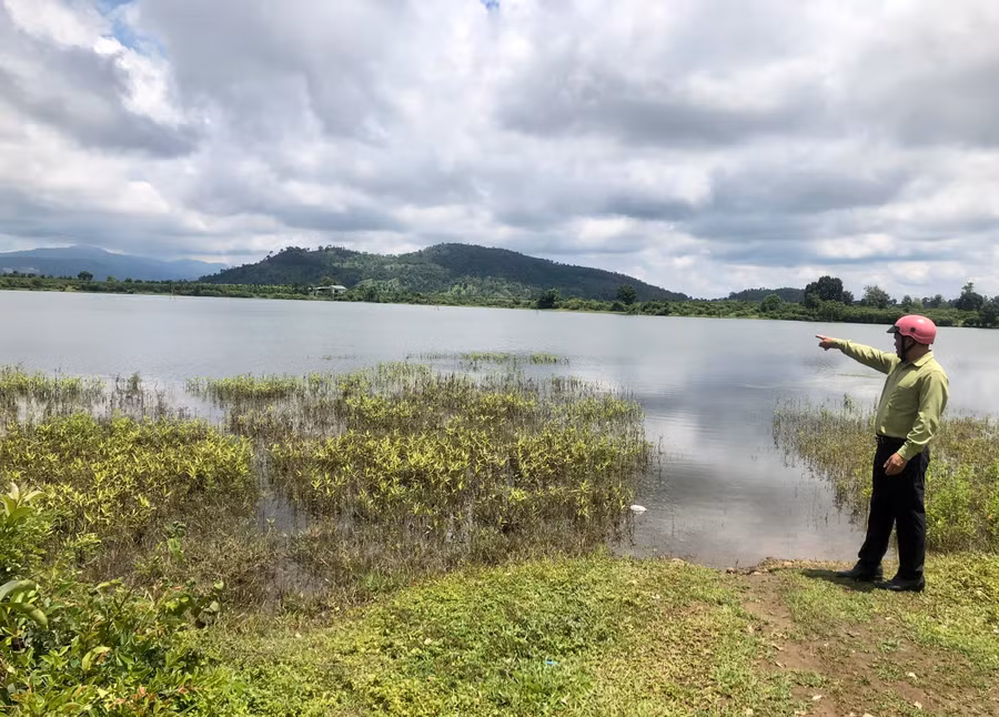 Ông Ksor Hiếu-Phó Chủ tịch UBND xã Ia Hrung chỉ khu vực làng Maih được quy hoạch mỏ đất san lấp trên địa bàn xã Ia Hrung. Ảnh: L.N Ông Ksor Hiếu-Phó Chủ tịch UBND xã Ia Hrung chỉ khu vực làng Maih được quy hoạch mỏ đất san lấp trên địa bàn xã Ia Hrung. Ảnh: L.N