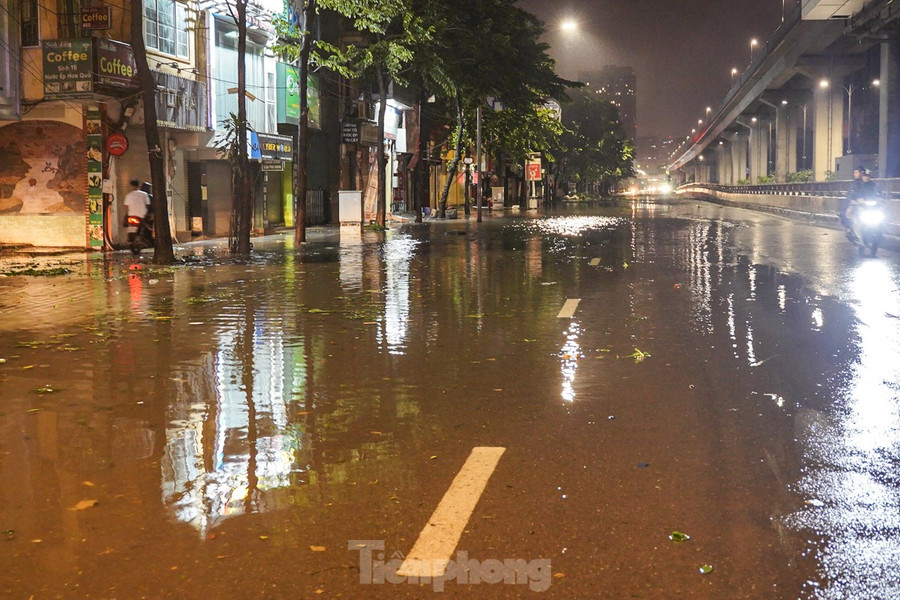 Nước lênh láng trên đường Nguyễn Trãi. Nước lênh láng trên đường Nguyễn Trãi.