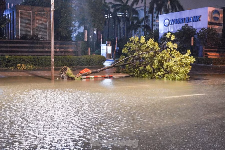 Vào 21 giờ tối ngày 7/9, tâm bão số 3 đã đi qua thủ đô Hà Nội với sức gió mạnh nhất vùng gần tâm bão cấp 9-10, giật cấp 12. Cơn mưa lớn kéo dài hơn 1 giờ đồng hồ với cường độ cao đã dần ngớt vào tối qua, để lại nhiều hậu quả nặng nề cho thành phố. Vào 21 giờ tối ngày 7/9, tâm bão số 3 đã đi qua thủ đô Hà Nội với sức gió mạnh nhất vùng gần tâm bão cấp 9-10, giật cấp 12. Cơn mưa lớn kéo dài hơn 1 giờ đồng hồ với cường độ cao đã dần ngớt vào tối qua, để lại nhiều hậu quả nặng nề cho thành phố.