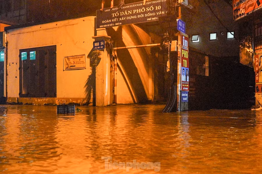 Một số người dân cho biết, nước đã giảm so với lúc mưa đỉnh điểm (khung giờ 20h - 22h ngày 7/9). Tuy nhiên, việc ngập úng vẫn gây cho người dân rất nhiều khó khăn trong việc di chuyển. Một số người dân cho biết, nước đã giảm so với lúc mưa đỉnh điểm (khung giờ 20h - 22h ngày 7/9). Tuy nhiên, việc ngập úng vẫn gây cho người dân rất nhiều khó khăn trong việc di chuyển.