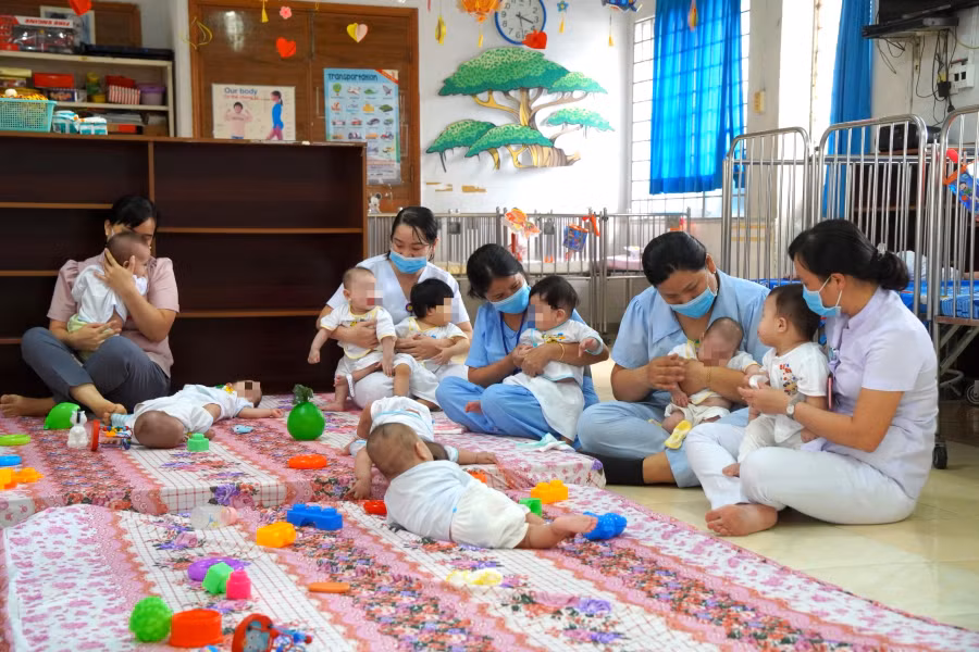 Trẻ sơ sinh ở Mái ấm Hoa Hồng đang được chăm sóc tận tình tại Trung tâm nuôi dưỡng bảo trợ trẻ em Gò Vấp
