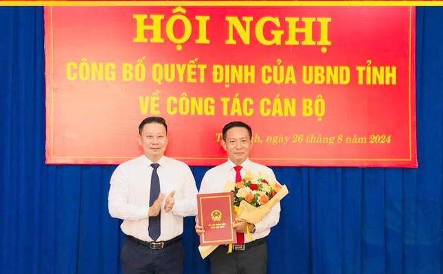 Ông Phạm Trung Chánh (phải) tại buổi lễ sáng 26/8. Ảnh: TTV11 Ông Phạm Trung Chánh (phải) tại buổi lễ sáng 26/8. Ảnh: TTV11