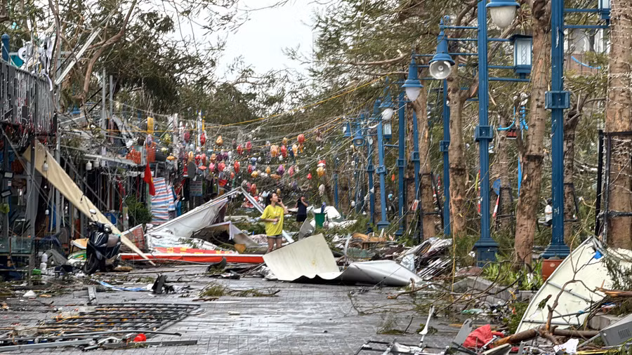 Các dãy nhà hàng tại khu du lịch Bãi Cháy tan hoang