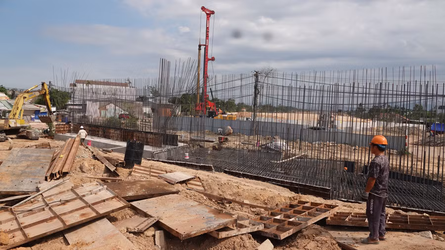 Đến nay có 25 cầu đã triển khai lắp dầm, trong đó cầu bắc qua sông Vệ có chiều dài lớn nhất với 610m