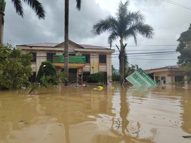 Cơ quan nhà nước ở huyện Sơn Động cũng bị ngập nước sau bão số 3. Cơ quan nhà nước ở huyện Sơn Động cũng bị ngập nước sau bão số 3.