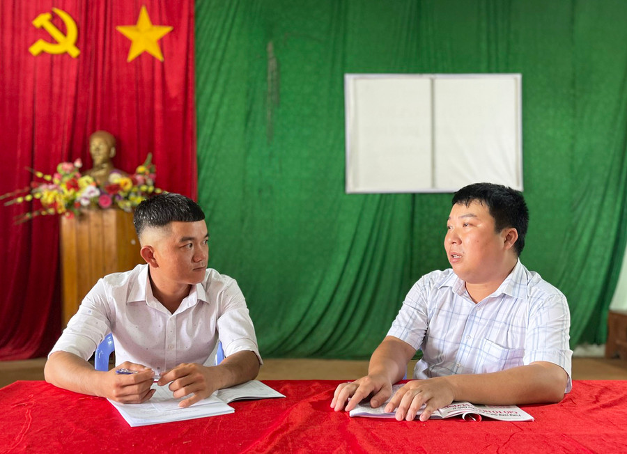 Đồng chí Linh-Bí thư chi bộ kiêm trưởng thôn 6 (thị trấn Chư Prông, bên phải) trao đổi với đồng chí chi ủy viên chi bộ. Ảnh: P.D Đồng chí Linh-Bí thư chi bộ kiêm trưởng thôn 6 (thị trấn Chư Prông, bên phải) trao đổi với đồng chí chi ủy viên chi bộ. Ảnh: P.D