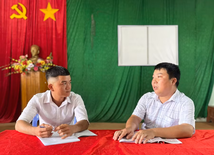 Đồng chí Linh-Bí thư chi bộ kiêm trưởng thôn 6 (thị trấn Chư Prông, bên phải) trao đổi với đồng chí chi ủy viên chi bộ. Ảnh: P.D