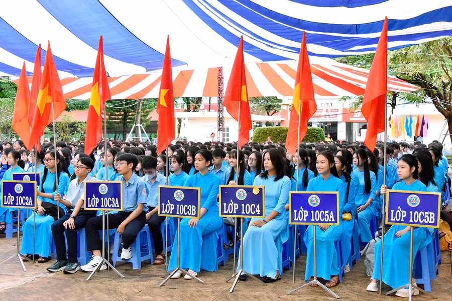 Học sinh khối lớp 10 Trường THPT Chuyên Hùng Vương trong ngày tựu trường năm học 2024-2025. Ảnh: Đ.T