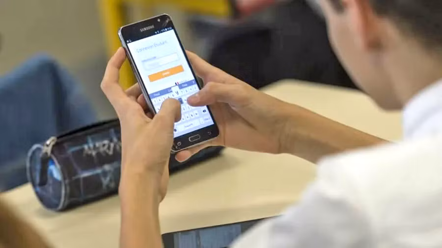 Pháp đã bắt đầu thử nghiệm quy định cấm điện thoại di động tại khoảng 200 trường trung học cơ sở (ảnh minh họa GETTY)