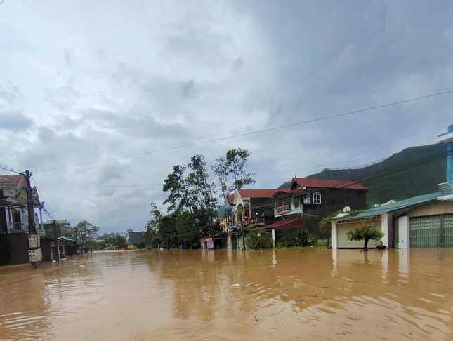 Trao đổi với phóng viên báo Tiền Phong, lãnh đạo Phòng Nông nghiệp và Phát triển nông thôn huyện Sơn Động cho biết, toàn huyện Sơn Động có khoảng 11 xã và thị trấn bị ngập sau bão số 3. Nơi ngập sâu nhất khoảng 6 - 7 mét, Trao đổi với phóng viên báo Tiền Phong, lãnh đạo Phòng Nông nghiệp và Phát triển nông thôn huyện Sơn Động cho biết, toàn huyện Sơn Động có khoảng 11 xã và thị trấn bị ngập sau bão số 3. Nơi ngập sâu nhất khoảng 6 - 7 mét,