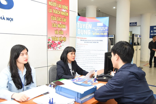 Người lao động tìm việc tại một ngày hội việc làm ở TP Hà Nội Người lao động tìm việc tại một ngày hội việc làm ở TP Hà Nội