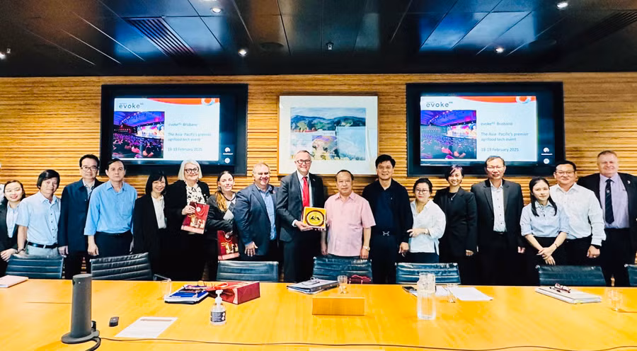 Đoàn công tác của tỉnh Gia Lai thăm, làm việc với Sở Nông nghiệp và Ngư nghiệp bang Queensland để tìm hiểu về bản đồ công nghệ nông nghiệp và hệ sinh thái của Queensland, trang trại thông minh Gatto. Ảnh: Anh Tuấn