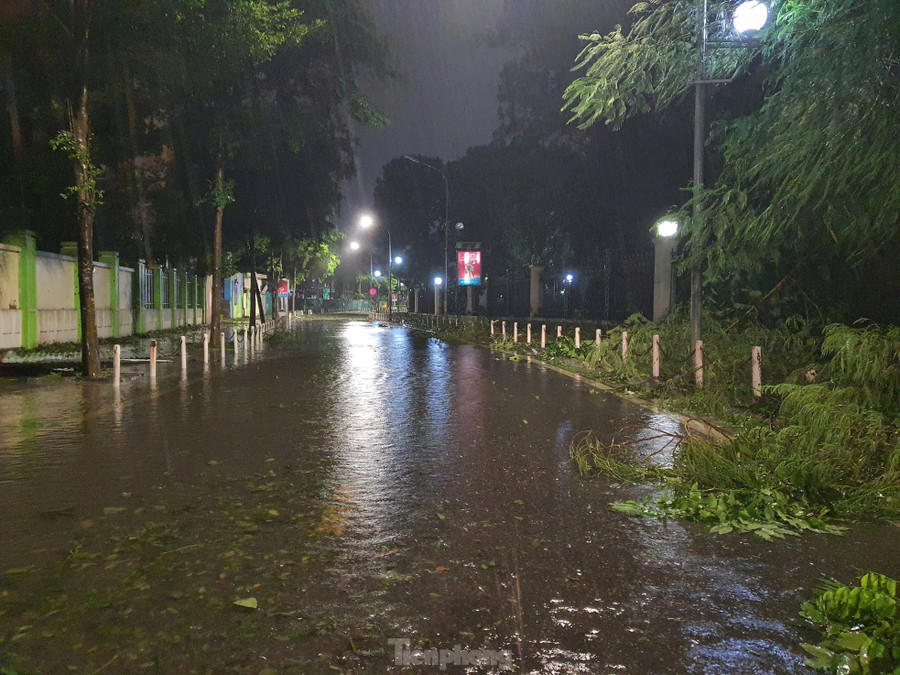 Một đoạn đường Nguyễn Đình Chiểu tiếp giáp với công viên Thống Nhất bị ngập sâu.