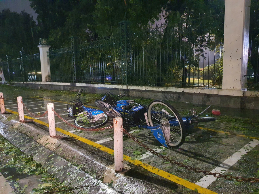 Hầu hết các xe đạp công cộng để quanh công viên Thống Nhất đều bị gió bão làm ngã rạp, đổ chồng lên nhau.