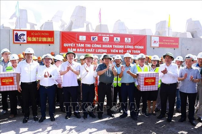 Thủ tướng Phạm Minh Chính tặng quà cho công nhân thi công công trình khu bến cảng Liên Chiểu. Ảnh: Dương Giang-TTXVN